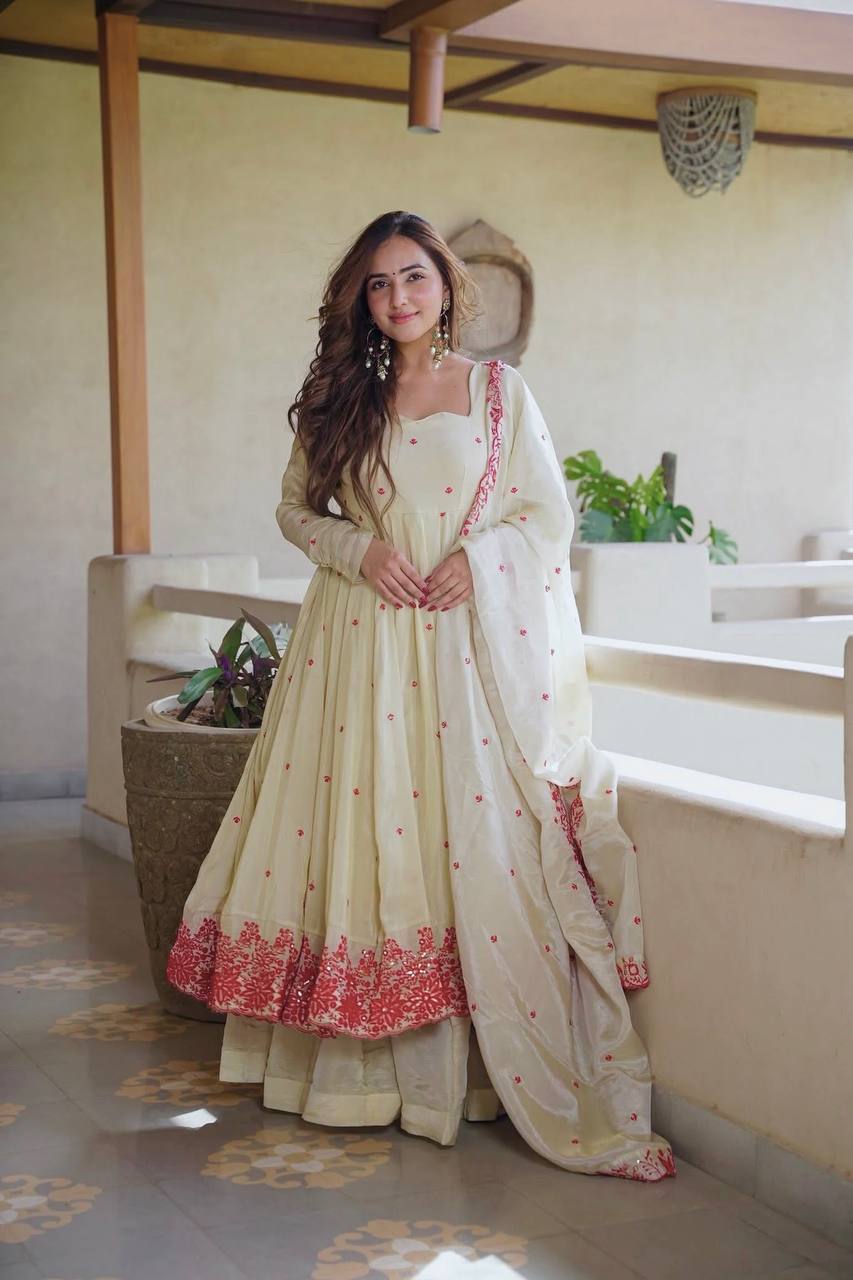 💕*Presenting New  Đěsigner Anarkali Suit In New Fancy Style*💕