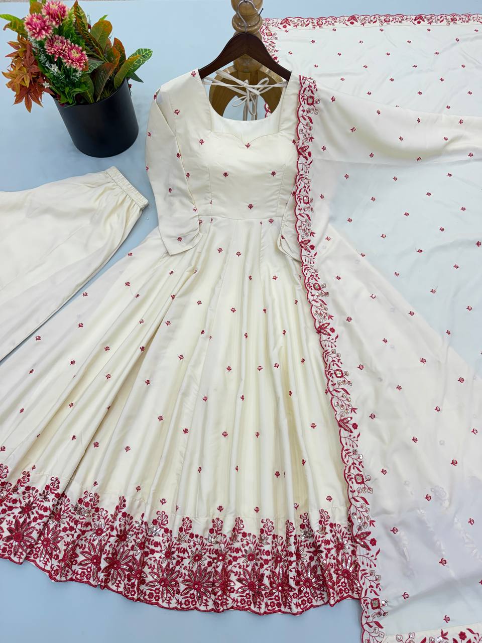 💕*Presenting New  Đěsigner Anarkali Suit In New Fancy Style*💕